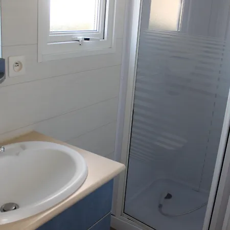 מלון Le Plan D'eau Saint Charles *