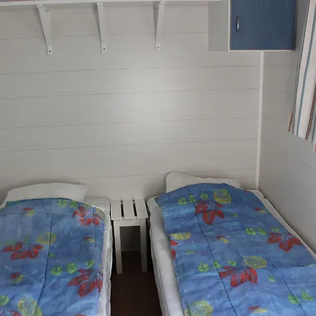 Le Plan D'eau Saint Charles מלון