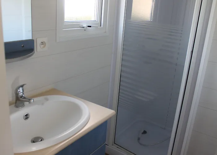 מלון Le Plan D'eau Saint Charles *